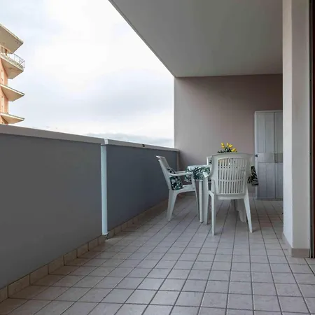 Comfortable With A Shared Pool-beahost Μπιμπιόνε